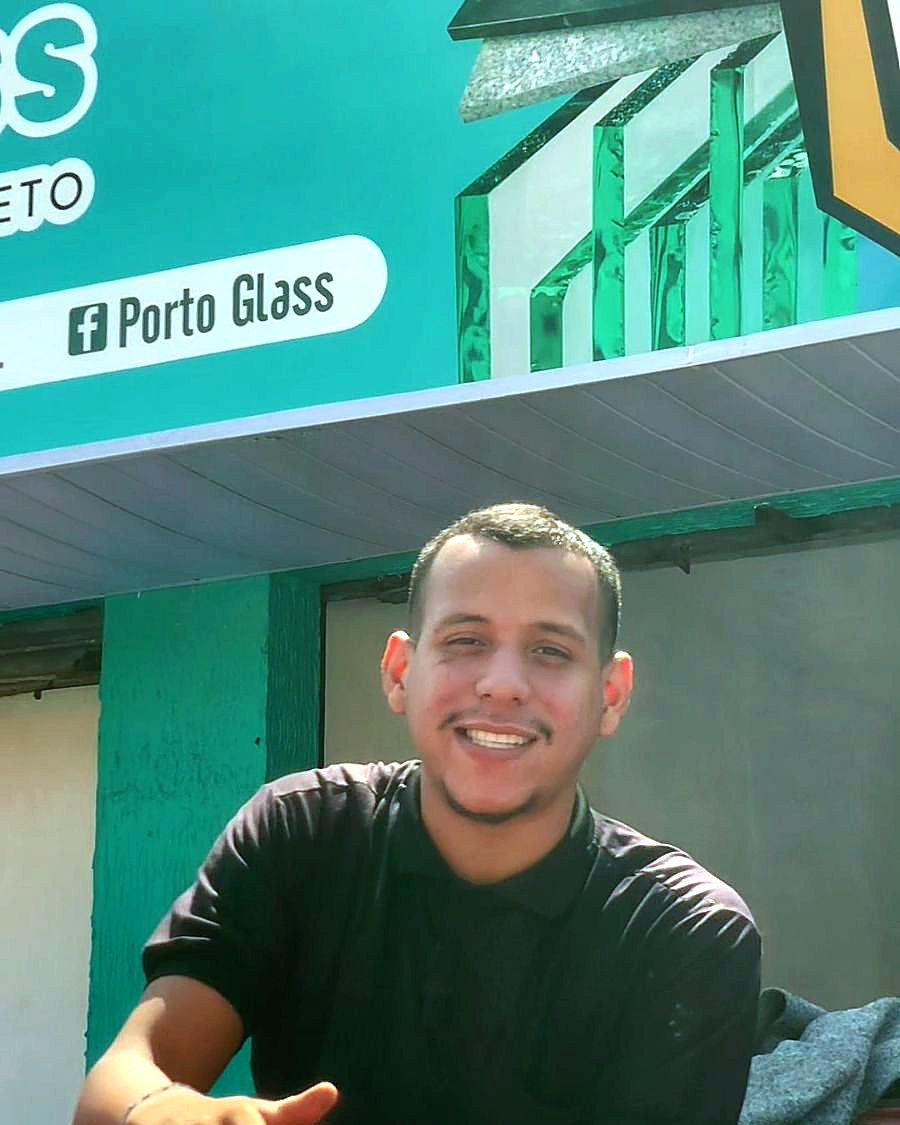 Equipe Porto Glass em frente à loja em Bacabal